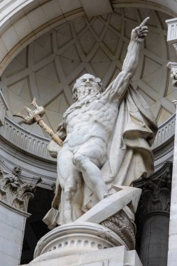 Londra, İngiltere - 3 Nisan 2024: Londra 'daki Trinity Meydanı' ndaki eski Londra Liman İdaresi binasının cephesinde Yaşlı Peder Thames 'in heykeli.