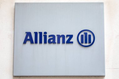 Londra, İngiltere - 3 Nisan 2024: Londra, İngiltere 'deki tesislerinden birinin dış tarafında Allianz şirketinin logosunun yakın çekimi.