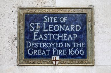 Londra, İngiltere - 3 Nisan 2024: Londra 'daki King William Caddesi' nde bulunan mavi bir plaket, Büyük Yangın tarafından yok edilmeden önce St. Leonard Eastcheap 'in bulunduğu yeri gösteriyor..