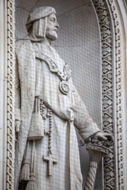 London, UK - April 3rd 2024: Statue of Sir Richard Whittington - the inspiration of the folk tale Dick Whittington and His Cat, on the Royal Exchange building in London, UK.