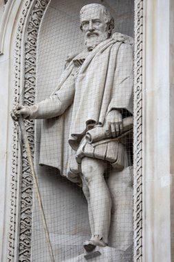 Londra, İngiltere - 3 Nisan 2024: Londra, İngiltere 'deki Threadneedle Caddesi' ndeki Royal Exchange binasında, Sör Hugh Myddelton 'ın giysi imalatçısı ve politikacısı.