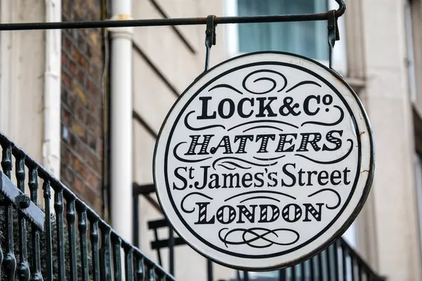Londra, İngiltere - 18 Mart 2024: Londra, İngiltere 'deki St. James Caddesi' ndeki geleneksel Lock and Co Hatters 'ın dış tarafında bir tabela.
