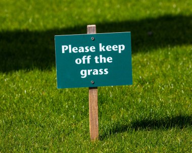 Lütfen Çimen tabelasından uzak durun..