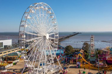 Essex, İngiltere - 3 Nisan 2023: İngiltere 'nin Essex kentindeki Southend-on-Sea' de Macera Adası tema parkı ve rıhtımı manzarası.