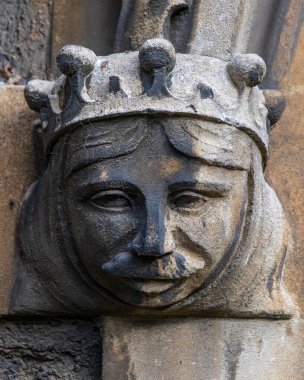 İngiltere 'nin Essex kentindeki Maldon kasabasındaki All Saints Kilisesi' nin dış tarafındaki bir heykelin yakın çekimi..