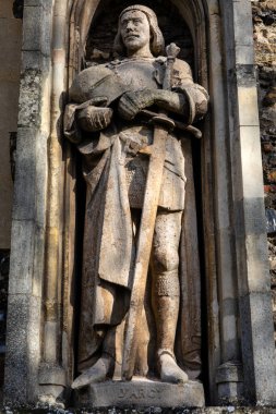 Essex, İngiltere - 24 Mart 2023: Essex ve Hertfordshire Şerifi Sir Robert Darcy 'nin Maldon, Essex, İngiltere' deki tarihi All Saints Kilisesi 'nin dış tarafında bir heykeli.