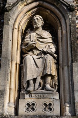 Essex, İngiltere - 24 Mart 2023: Maldon, Essex, İngiltere 'deki tarihi All Saints Kilisesi' nin dışındaki Beeleigh Abbey 'in kurucusu Robert Mantell' in bir heykeli.