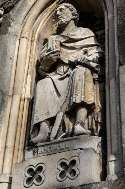 Essex, İngiltere - 24 Mart 2023: Maldon, Essex, İngiltere 'deki tarihi All Saints Kilisesi' nin dışındaki Beeleigh Abbey 'in kurucusu Robert Mantell' in bir heykeli.