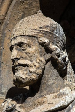 M.S. 991 'de Maldon Savaşı' nın kahramanı olan Byrhtnoth 'un heykeli Maldon, Essex, İngiltere' deki tarihi All Saints Kilisesi 'nin dışındadır..