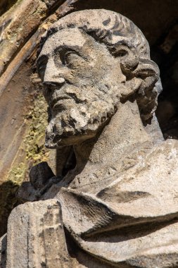 Robert Mantell 'in bir heykeli - Beeleigh Abbey' in kurucusu, Maldon, Essex, İngiltere 'deki tarihi All Saints Kilisesi' nin dış tarafında..