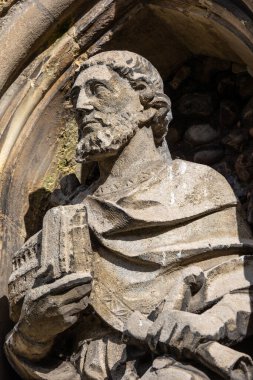 Robert Mantell 'in bir heykeli - Beeleigh Abbey' in kurucusu, Maldon, Essex, İngiltere 'deki tarihi All Saints Kilisesi' nin dış tarafında..