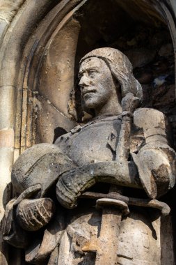 Essex, İngiltere - 24 Mart 2023: Essex ve Hertfordshire Şerifi Sir Robert Darcy 'nin Maldon, Essex, İngiltere' deki tarihi All Saints Kilisesi 'nin dış tarafında bir heykeli.
