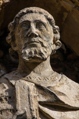 Robert Mantell 'in bir heykeli - Beeleigh Abbey' in kurucusu, Maldon, Essex, İngiltere 'deki tarihi All Saints Kilisesi' nin dış tarafında..