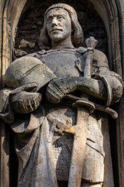 Essex, İngiltere - 24 Mart 2023: Essex ve Hertfordshire Şerifi Sir Robert Darcy 'nin Maldon, Essex, İngiltere' deki tarihi All Saints Kilisesi 'nin dış tarafında bir heykeli.