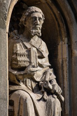 Robert Mantell 'in bir heykeli - Beeleigh Abbey' in kurucusu, Maldon, Essex, İngiltere 'deki tarihi All Saints Kilisesi' nin dış tarafında..