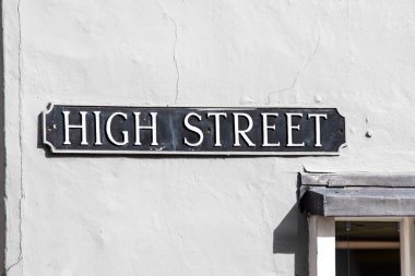 İngiltere 'nin Essex kentindeki Maldon kasabasının ana caddesinin sokak tabelasına yakın çekim..