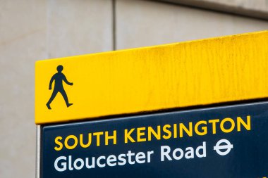 Londra, İngiltere 'nin Güney Kensington bölgesindeki Gloucester Yol İstasyonu' ndaki yaya işaretine yakın çekim..