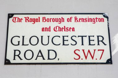 Londra, İngiltere - 30 Mart 2023: Londra, İngiltere 'de Kensington ve Chelsea Kraliyet Borough' da bulunan Gloucester Yolu için bir sokak tabelası.