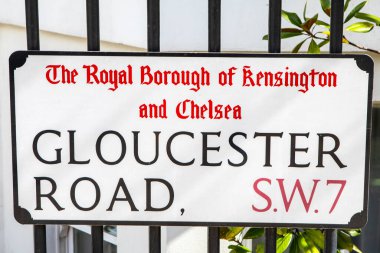 Londra, İngiltere - 30 Mart 2023: Londra, İngiltere 'de Kensington ve Chelsea Kraliyet Borough' da bulunan Gloucester Yolu için bir sokak tabelası.