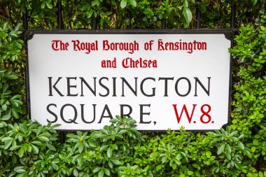 Londra, İngiltere - 30 Mart 2023: Kensington ve Chelsea Kraliyet Borough 'daki Kensington Meydanı için bir sokak tabelasının yakın çekimi, Londra, İngiltere.