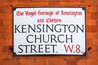 Londra, İngiltere - 30 Mart 2023: Londra, İngiltere 'deki Kensington Church Street için bir sokak tabelasının yakın çekimi.