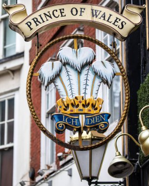 Londra, İngiltere - 30 Mart 2023: Londra, İngiltere 'deki Kensington Church Caddesi' ndeki Galler Prensi genel binasının girişinin üzerinde asılı tabela.