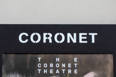Londra, İngiltere - 30 Mart 2023: Notting Hill Gate, İngiltere 'de yer alan The Coronet Theatre' ın dışındaki bir tabelaya yakın çekim.