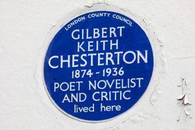 Londra, İngiltere - 30 Mart 2023: Bir zamanlar şair ve romancı Gilbert Keith Chesterton 'ın yaşadığı Londra, İngiltere' de mavi bir plaket.
