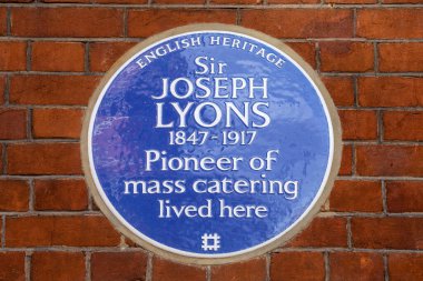 Londra, İngiltere - 30 Mart 2023: Hammersmith Road, İngiltere 'de bir zamanlar yemek firmasının öncüsü Sir Jospeh Lyons' un yaşadığı yerde mavi bir plaket.