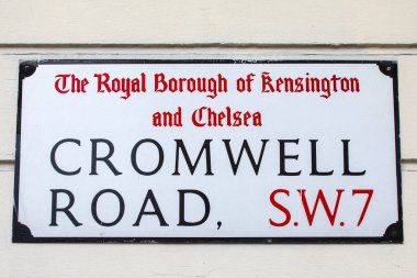Londra, İngiltere - 30 Mart 2023: Cromwell Road için bir sokak tabelası, Londra, İngiltere 'de Kensington ve Chelsea Kraliyet Borough' da yer almaktadır..