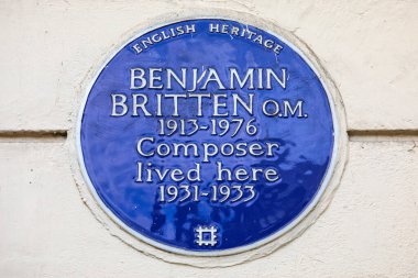 Londra, İngiltere - 30 Mart 2023: Cromwell Road, İngiltere 'de ünlü besteci Benjamin Britten' ın bir zamanlar yaşadığı yeri gösteren mavi bir plaket.