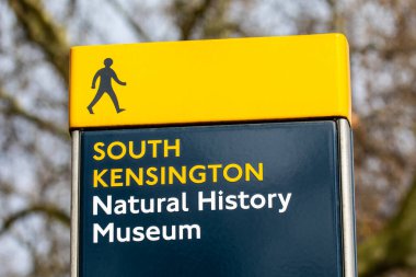 Londra, İngiltere - 30 Mart 2023: Güney Kensington, Londra 'daki Doğal Tarih Müzesi' nde bir yaya işaretinin yakın çekimi.