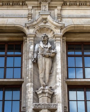 Londra, İngiltere - 30 Mart 2023: Tarihi İngiliz ressam JMW Turner 'ın Kensington, Londra, İngiltere' deki Victoria ve Albert Müzesi 'nin dış tarafında bir heykeli.