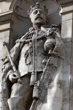 Londra, İngiltere - 30 Mart 2023: Victoria ve Albert Müzesi 'nin dış tarafında, Londra, Kensington' da Kral VII. Edward 'ın bir heykeli.