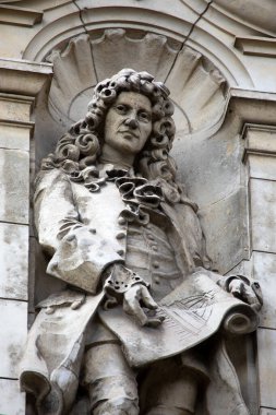 Londra, İngiltere - 30 Mart 2023: Tarihi İngiliz mimar Sir Christopher Wren 'in Kensington, Londra, İngiltere' deki Victoria ve Albert Müzesi 'nin dış tarafında bir heykeli.