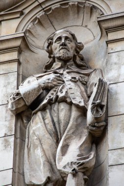 Londra, İngiltere - 30 Mart 2023: Tarihi İngiliz mimar Inigo Jones 'un Kensington, Londra, İngiltere' deki Victoria ve Albert Müzesi 'nin dış tarafında bir heykeli.