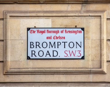 Londra, İngiltere - 30 Mart 2023: Londra 'nın Kensington bölgesinde Brompton Road için bir sokak tabelası.