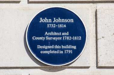 Essex, İngiltere - 7 Nisan 2023: Essex, İngiltere 'deki Chelmsford şehrindeki Shire Hall' un dış tarafında binayı tasarlayan John Johnson 'a adanmış mavi bir plaket.