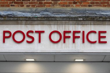 Surrey, İngiltere - 5 Nisan 2023: Guildford, Surrey 'deki ana caddede bir postaneye yakın çekim.