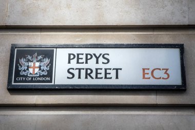 Londra, İngiltere - 17 Nisan 2023: Londra 'da Pepys Caddesi için sokak tabelası. Sokağa Samuel Pepys 'in adı verilmiştir. Tarihi günlükçü ve donanma yöneticisi..