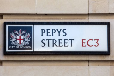 Londra, İngiltere - 17 Nisan 2023: Londra 'da Pepys Caddesi için sokak tabelası. Sokağa Samuel Pepys 'in adı verilmiştir. Tarihi günlükçü ve donanma yöneticisi..