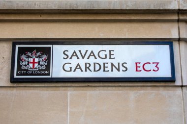 Londra, İngiltere - 17 Nisan 2023: Londra, İngiltere 'deki Savage Gardens sokak tabelası.  