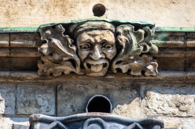 Londra, İngiltere - 17 Nisan 2023: Londra 'nın başkenti İngiltere' de bulunan Tower Kilisesi 'nin yakınındaki All Canlows' un dış tarafında bir heykelin yakın çekimi.