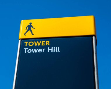 Londra, İngiltere 'deki Tower Hill' de yaya tabelasına yakın çekim..