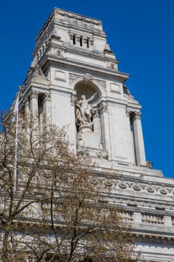 Londra, İngiltere - 17 Nisan 2023: Londra, İngiltere 'deki 10 Trinity Meydanı ön cephesinde Yaşlı Baba Thames heykeli - Londra Liman Müdürlüğü' nün eski karargahı.