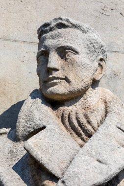 Londra, İngiltere - 17 Nisan 2023: Trinity Square Gardens, İngiltere 'deki Tower Hill Memorial' da bir heykel.