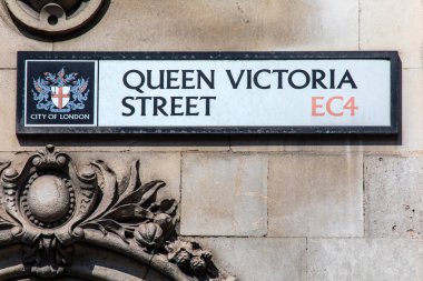 Londra, İngiltere - 17 Nisan 2023: Londra, İngiltere 'de Kraliçe Victoria Caddesi için sokak tabelası.