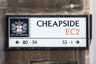 Londra, İngiltere - 17 Nisan 2023: Londra, İngiltere 'de Cheapside için sokak tabelası.