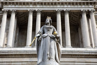 Londra, İngiltere - 17 Nisan 2023: İngiltere 'nin Londra kentindeki St. Pauls Katedrali' nde bulunan Kraliçe Anne 'in bir heykeli.