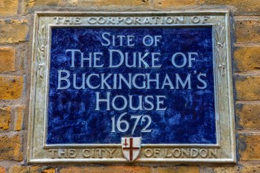 Londra, İngiltere - 17 Nisan 2023: Londra, İngiltere 'deki College Hill' de Buckinghams Dükü 'nün 1672' de bulunduğu yeri gösteren mavi bir plaket.